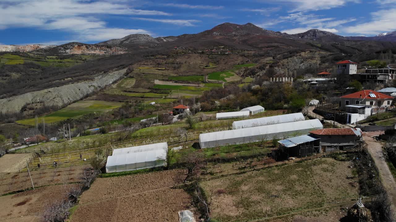 campo con pueblo y tierras agrícolas en hermosas colinas en albania