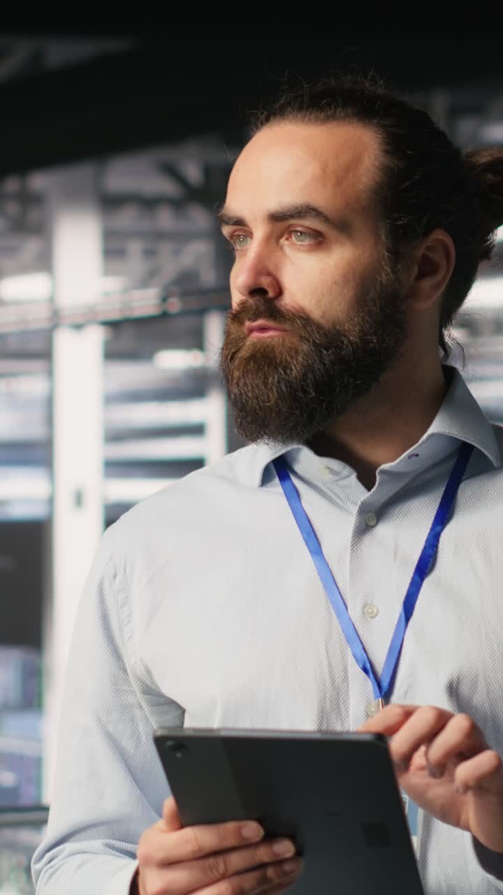 Vertikal video Dataloger i datacenter overvåger visualisering af neurale netværk LLM