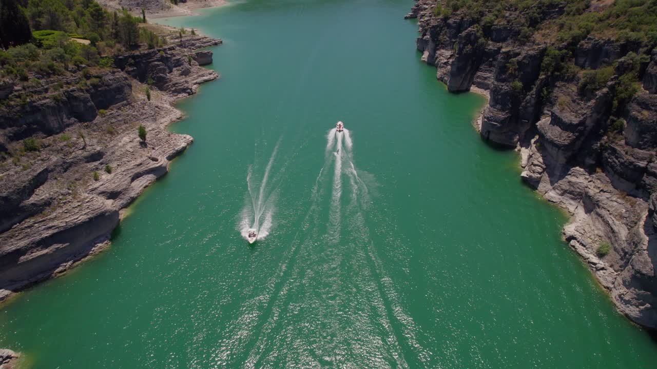 서로 옆에서 운전하는 두 대의 쾌속정