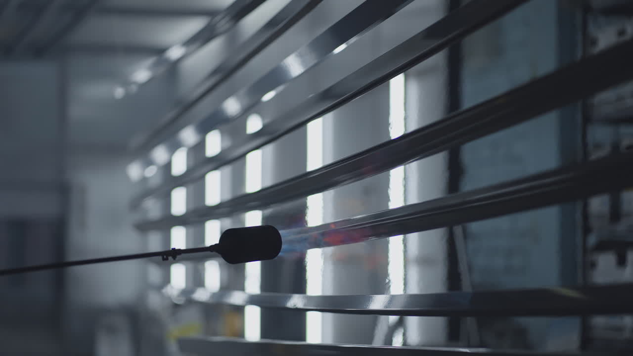 천천히 움직이는 프로덕션에서 강철 부품의 화재 처리, 금속의 준비 및 가열, 페인팅 금속을 위한 준비, 공장에서 화재로 청소.