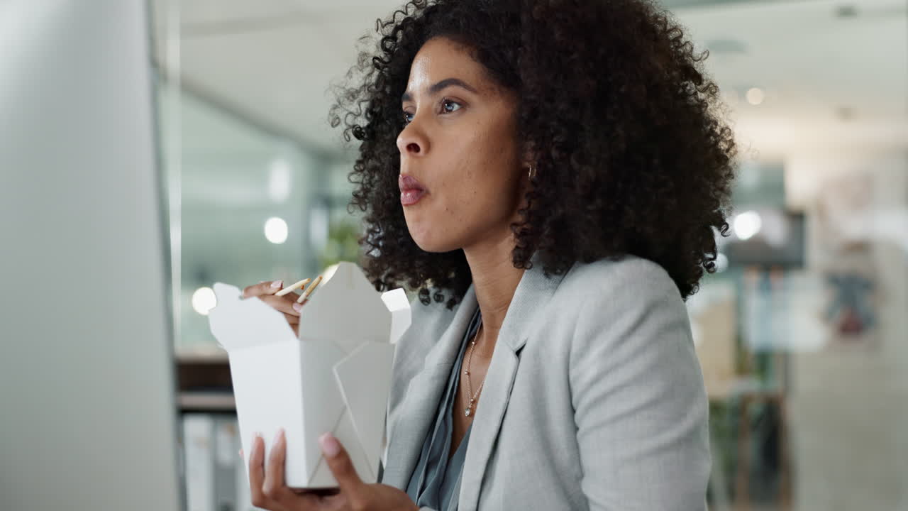 Comida chinesa, computador e escritório com uma empresa