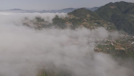 Nebel-Dringt-In-Eine-Stadt-Mit-Bergen-Ein