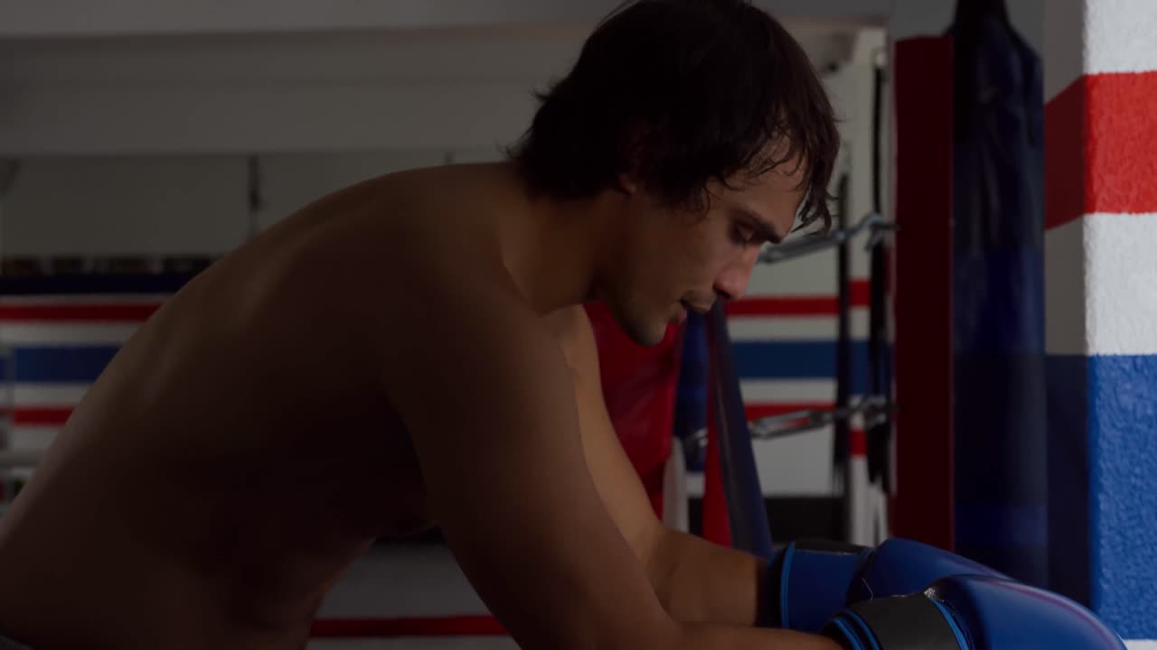 권투 링에서 휴식을 취하는 백인 남자