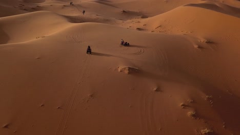 Antena:-Atv-Conduciendo-En-El-Desierto-Del-Sahara