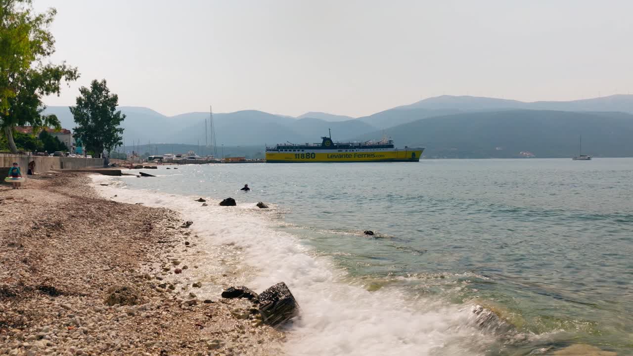 그리스 의 케팔로니아 섬 에 도착 하는 해변 과 페리 의 영화적 공중 촬영