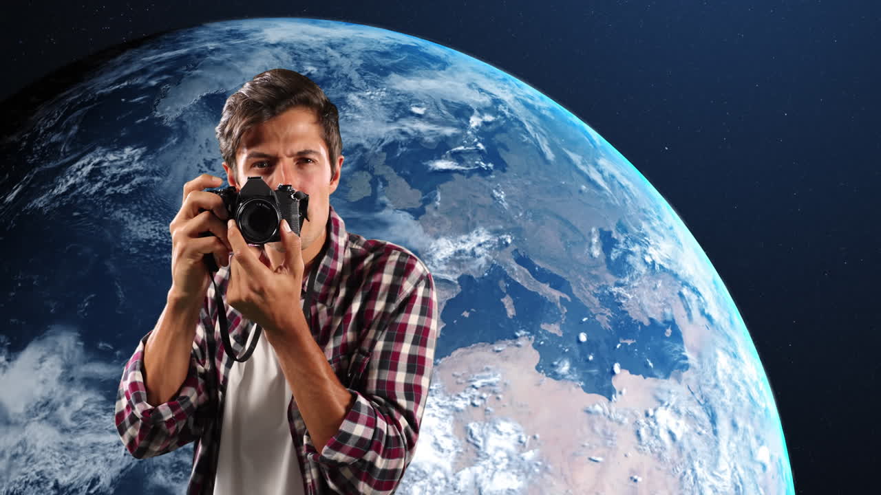 Retrato de fotógrafo caucasiano a tirar fotos com câmara digital contra um globo.