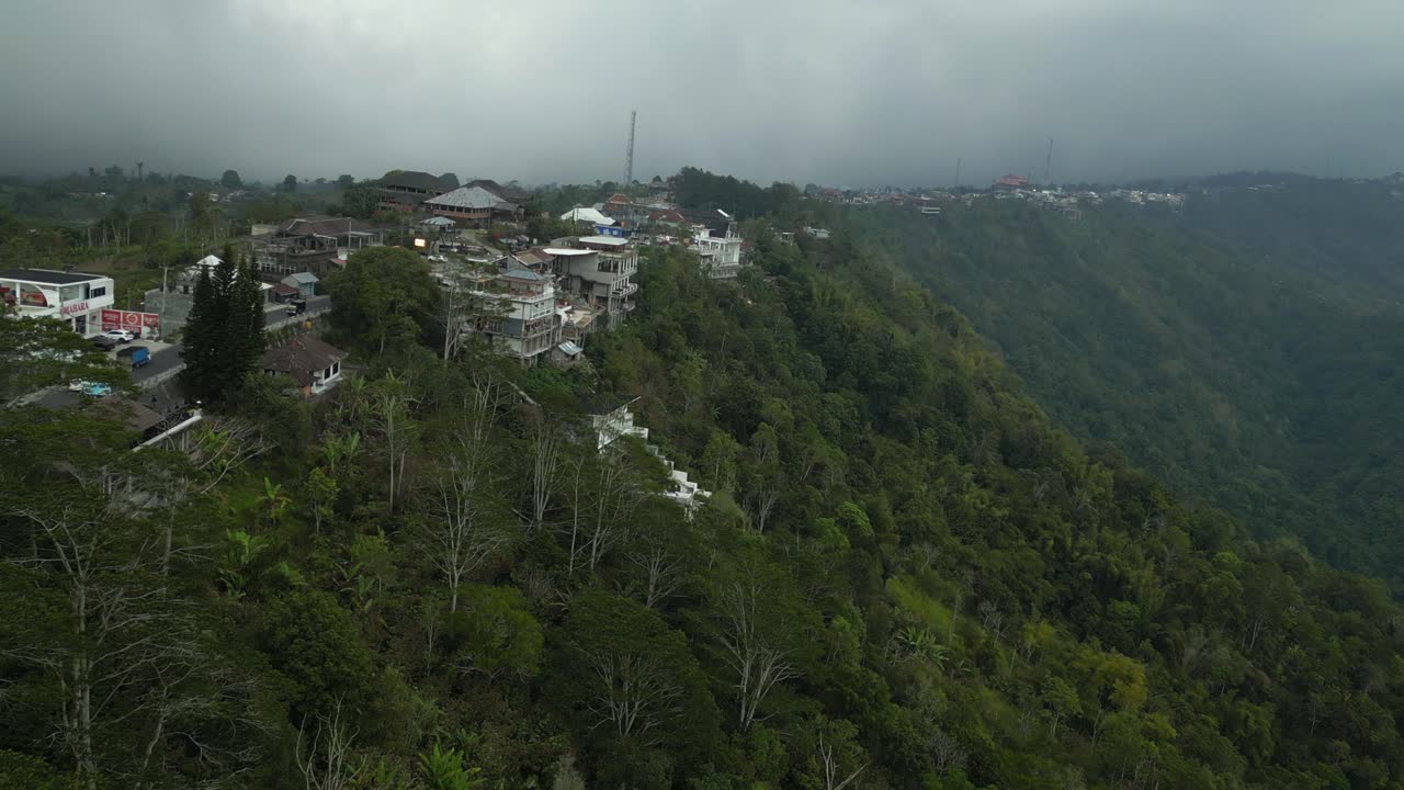 edificios se aferran al borde de un acantilado tropical empinado en el monte batur en bali