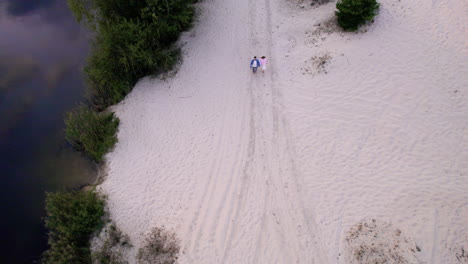 Vista-Aérea-Del-Gran-Río-Cerca-De-Las-Dunas-Y-El-Bosque