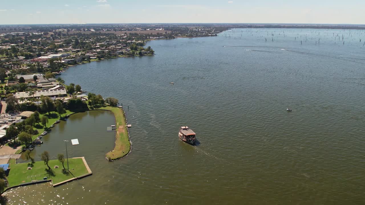 Panoramica del Mulwala Ski Club con il piroscafo a pale Cumberoona e altre imbarcazioni che passano