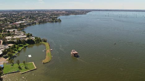 Revelación-Del-Club-De-Esquí-De-Mulwala-Con-El-Barco-De-Vapor-Cumberoona-Y-Otros-Barcos-Pasando