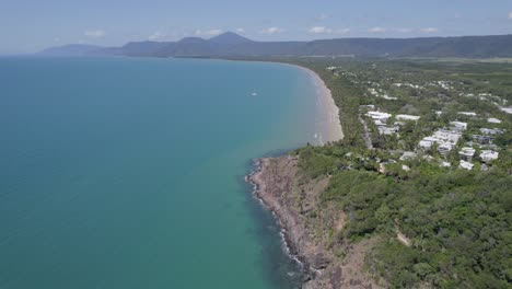 Hoteles-En-La-Costa-Tropical-De-La-Playa-De-Cuatro-Millas-En-Port-Douglas,-Queensland,-Australia