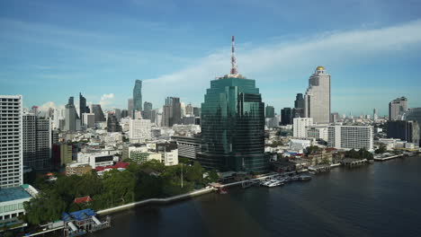 Bangkok,-Thailand-Stadtbild-Am-Flussufer,-Zeitraffer-An-Einem-Sonnigen-Tag,-Statisch