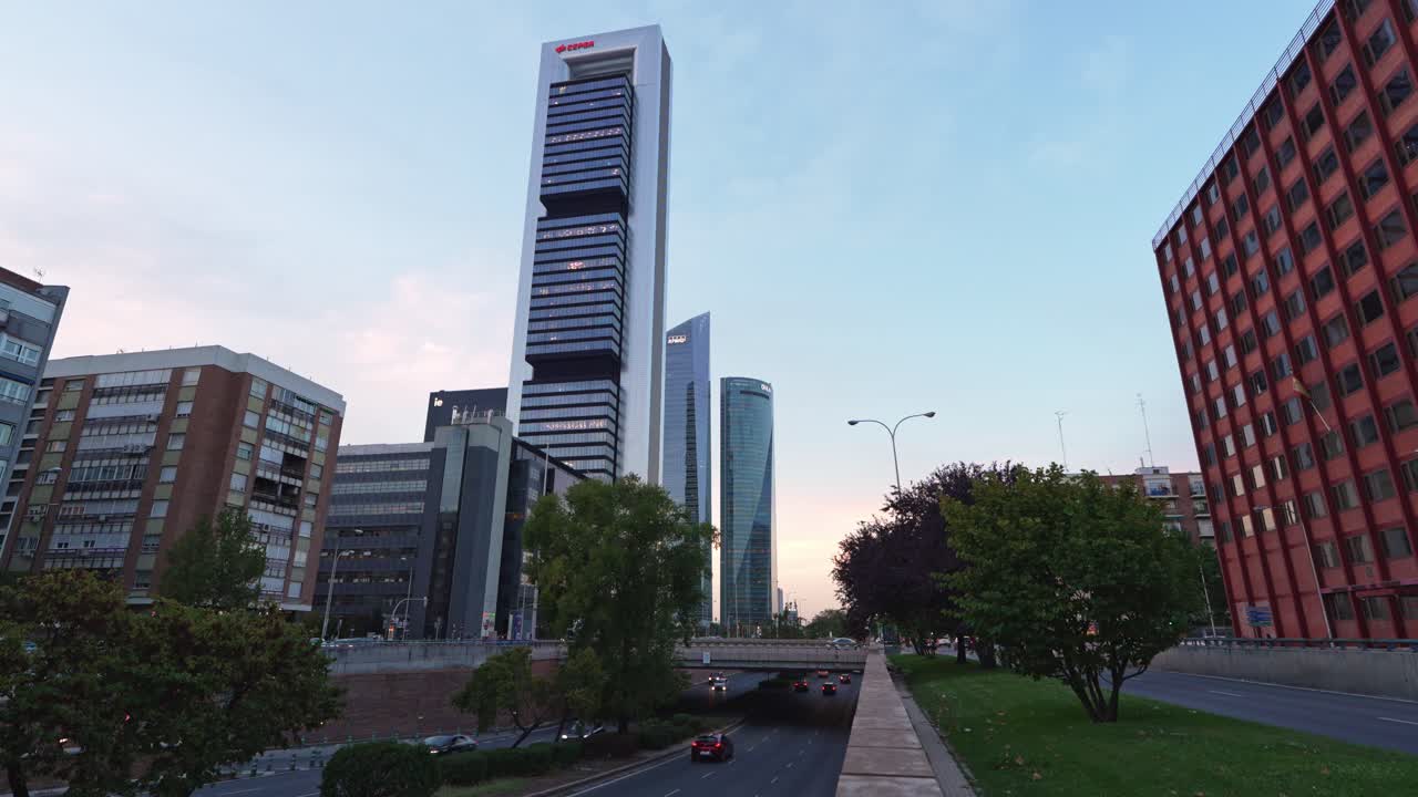 vista desde abajo apuntando hacia arriba de los rascacielos edificios cinco torres durante la puesta de sol en madrid, españa área de negocios cinco torres y calle paseo de la castellana