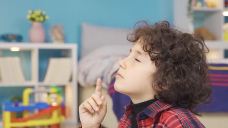 Niño-Rezando-Mirando-Al-Cielo-Con-Esperanza.