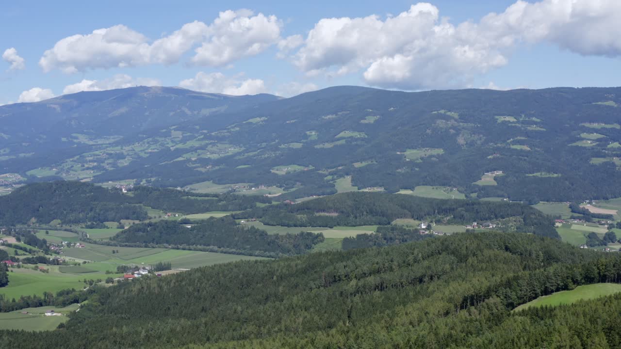Widok z lotu ptaka na dolinę z małą wioską w Lavamünd, Austria.