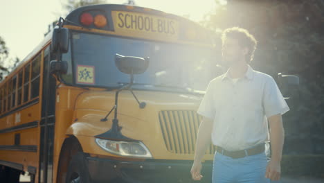 el joven conductor del autobús escolar está cerca de la lanzadera académica solo.