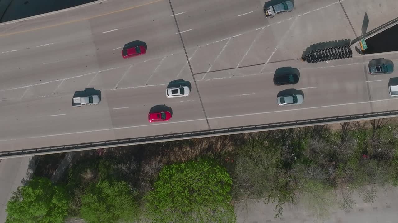 Trafik på en motorvej i Dallas centrum, Texas i løbet af dagen