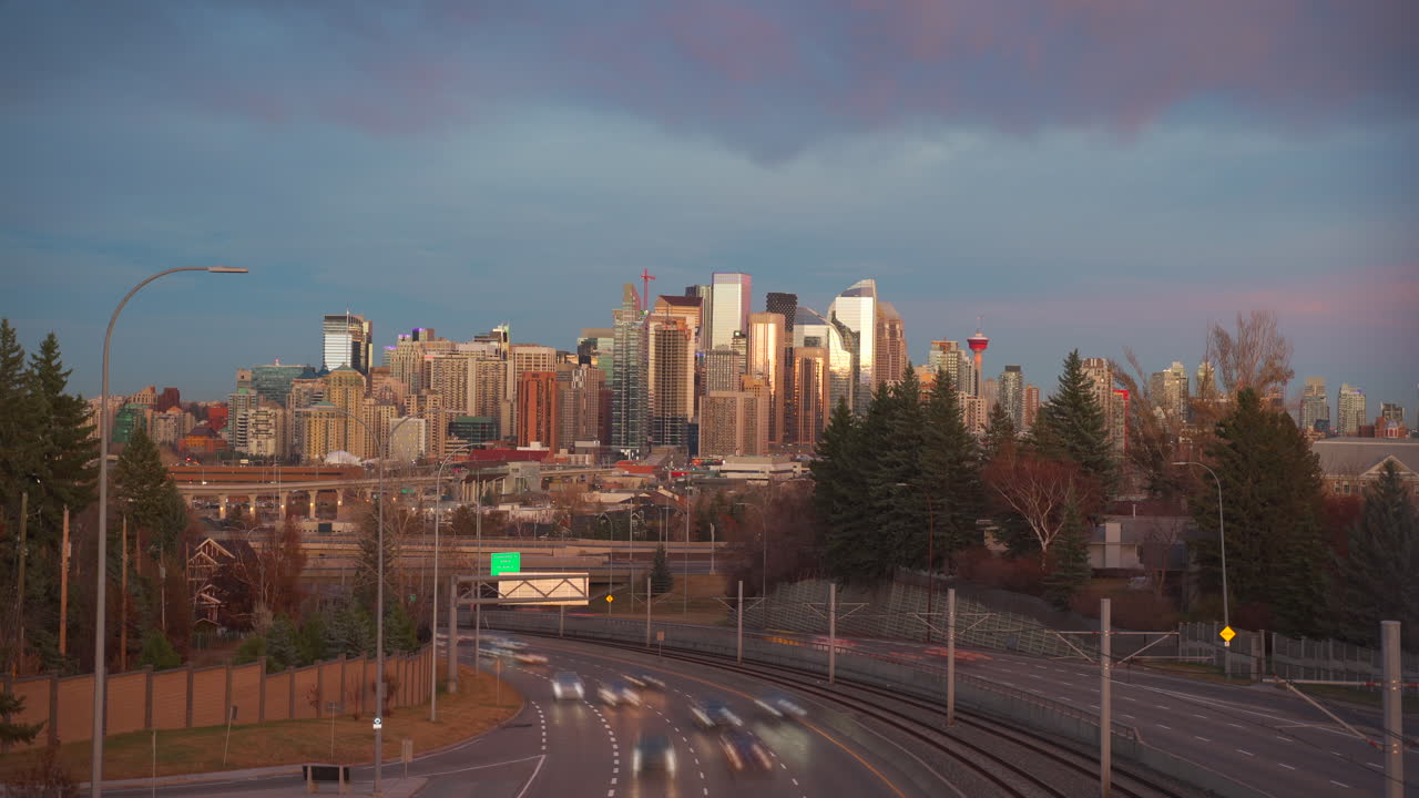 timelapse de colores vivos de un cálido atardecer o amanecer en calgary, alberta, canadá