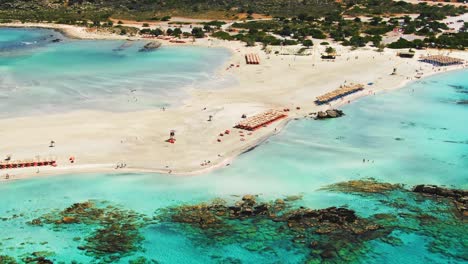 vista aérea de agua turquesa y arena, playa elafonissi, creta, grecia