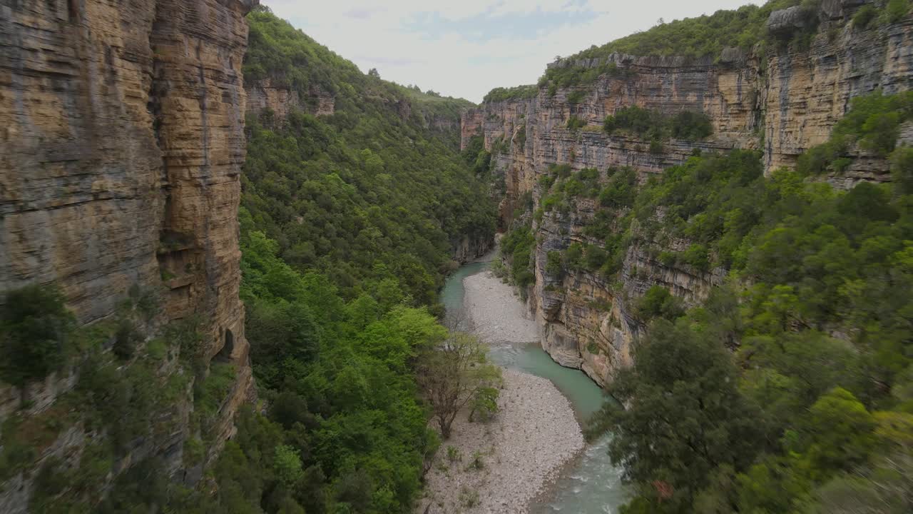 la increíble naturaleza albanesa desde la vista de un pájaro
