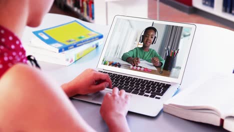 Kaukasisches-Mädchen-Benutzt-Laptop,-Während-Es-Zu-Hause-Einen-Videoanruf-Mit-Einem-Afroamerikanischen-Jungen-Führt