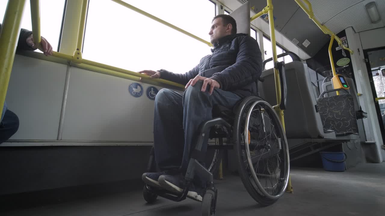 persona con discapacidad física dentro de un transporte público con una rampa accesible