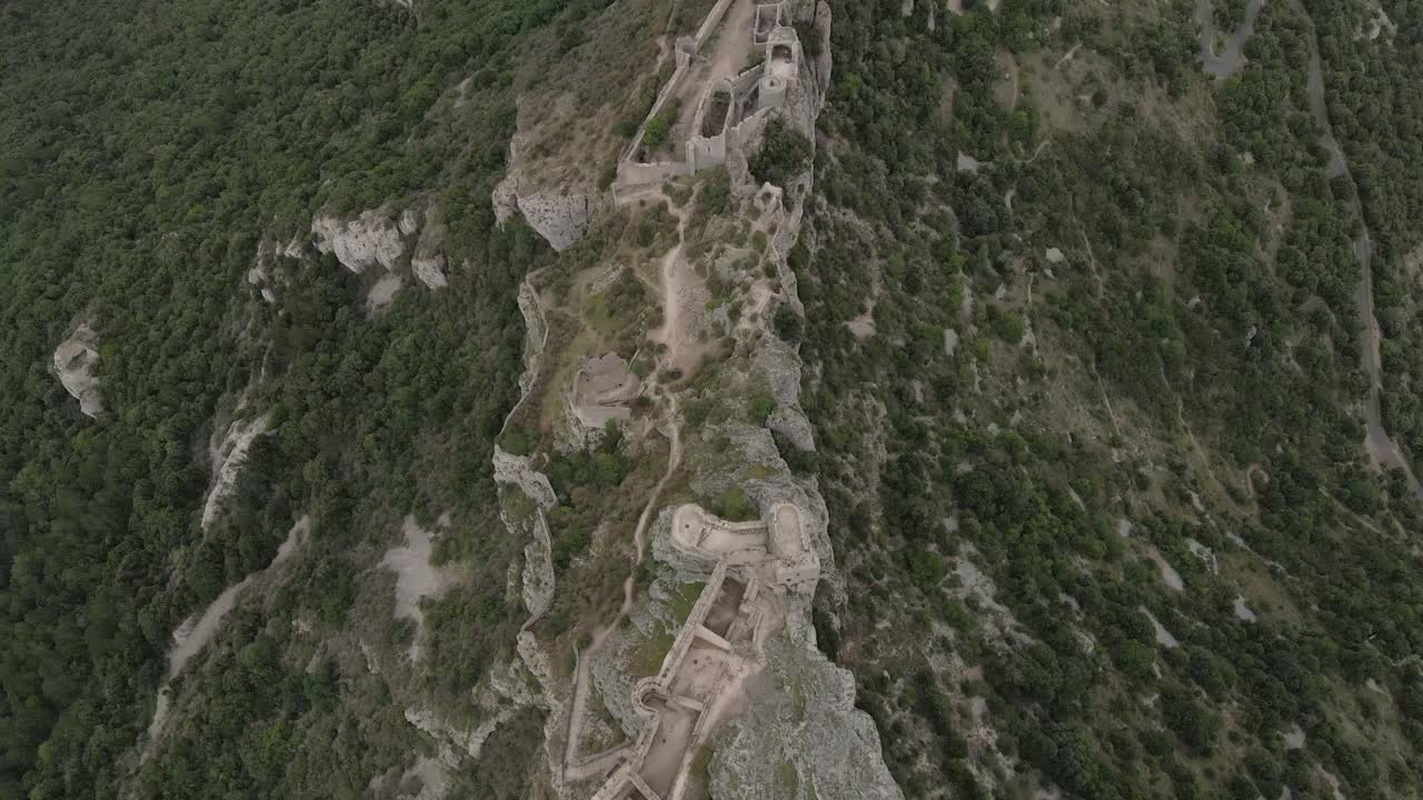vista de arriba hacia abajo de la ruina histórica del castillo construida en un alto acantilado francés rocoso
