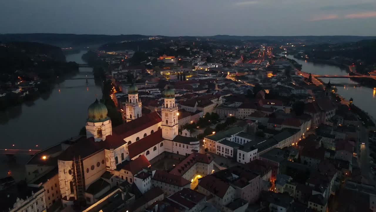 Passau di notte, con volo orbitale attorno alla cattedrale cittadina al tramonto.