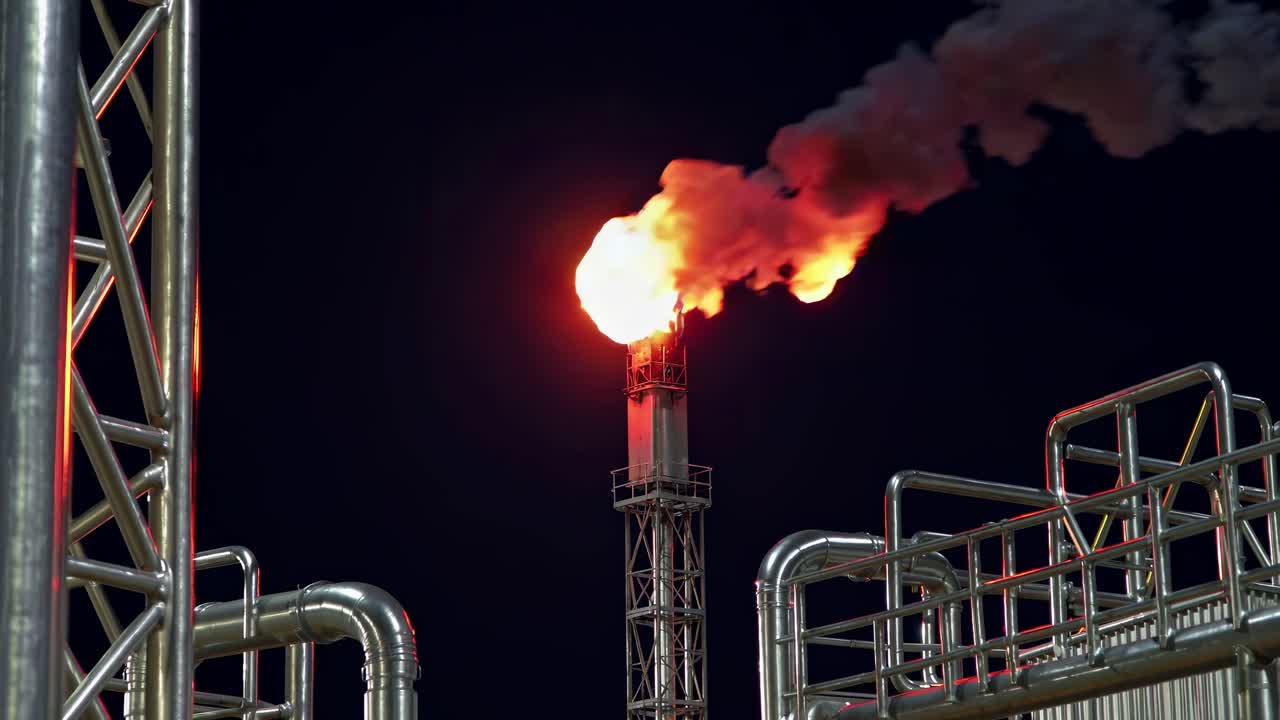 산업 시설 의 플레어 스테이크 의 야간 시각