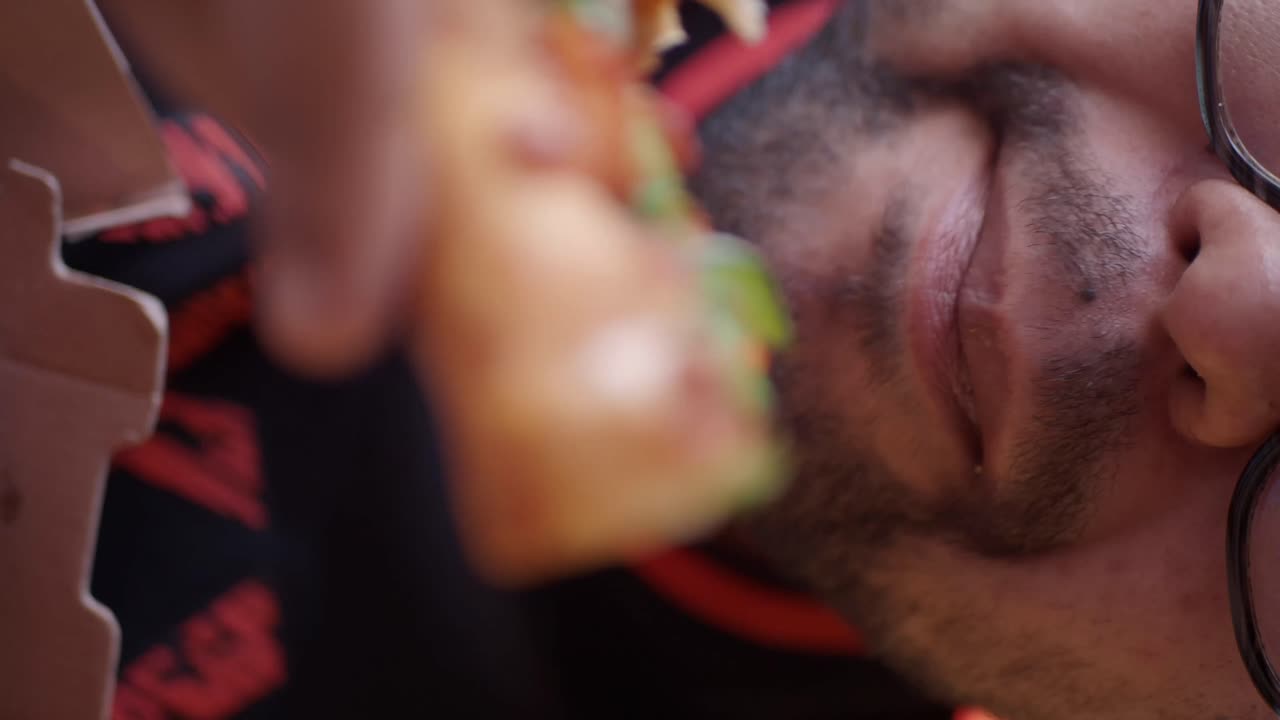 Comiendo una rebanada de pizza
