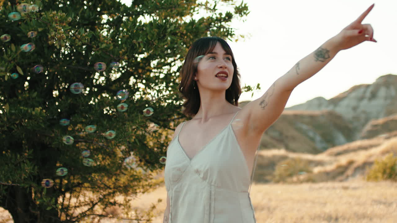 들판에 거품이 있는 여자