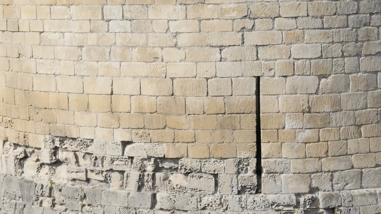 옛 성의 돌로 만든 요새 탑 총 루프 세부 사항과 전면 4k