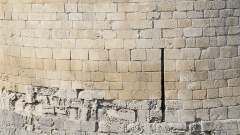 viejo castillo piedra hecha torre de fortificación bucle de armas detalles y fachada 4k