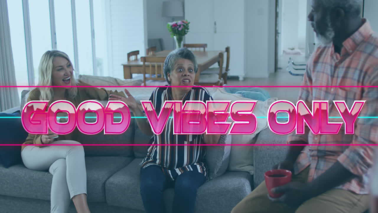 buenas vibraciones sólo texto contra un grupo de personas mayores hablando entre sí en casa