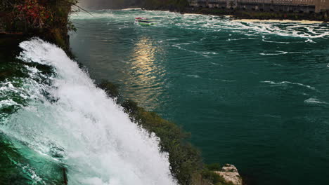 El-Sol-Poniente-Se-Refleja-En-El-Río-Niágara,-En-Primer-Plano-Las-Majestuosas-Cataratas-Del-Niágara