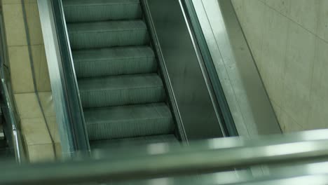 escalera mecánica en un edificio