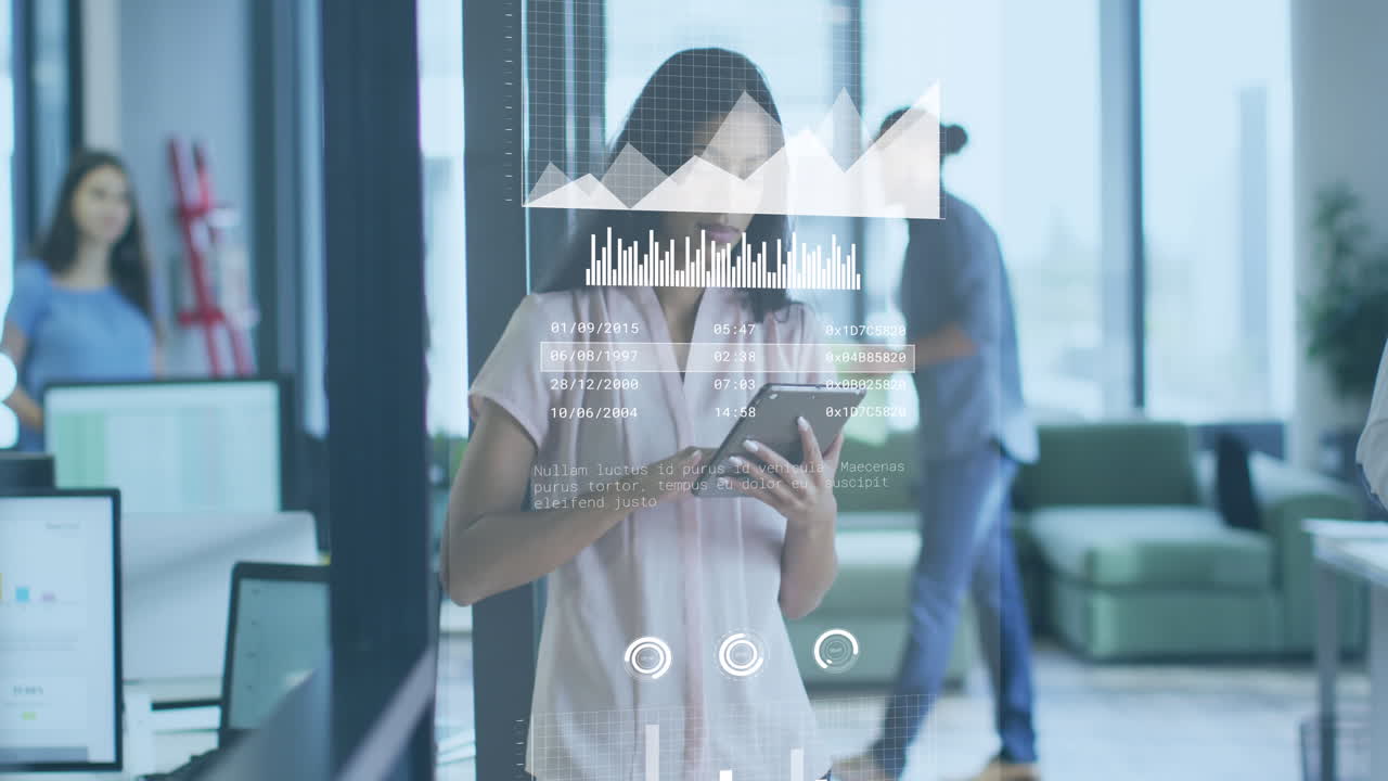 animación de procesamiento de datos estadísticos sobre mujer biracial usando tableta y sonriendo en la oficina