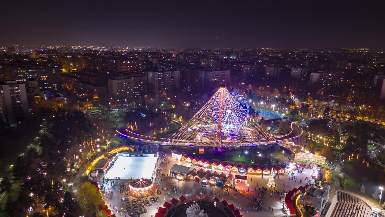 루마니아 부쿠레슈티의 크리스마스 마켓에서 밤에 드론으로 촬영된 타임스