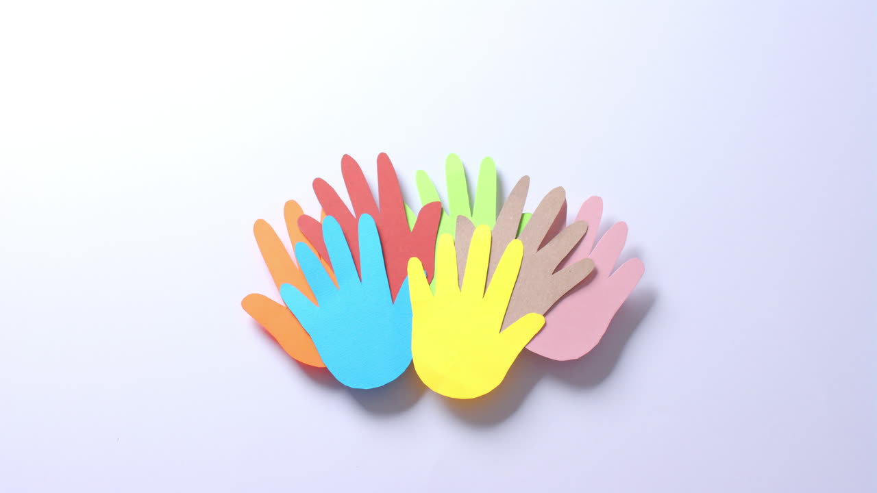 cerca de las manos juntas hechas de papel de colores sobre fondo blanco con espacio para copiar