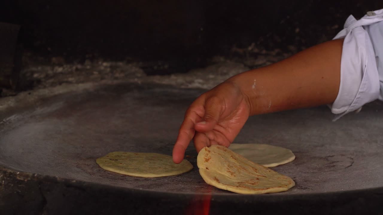 haciendo tortillas en comal. hacer tortillas de maiz
