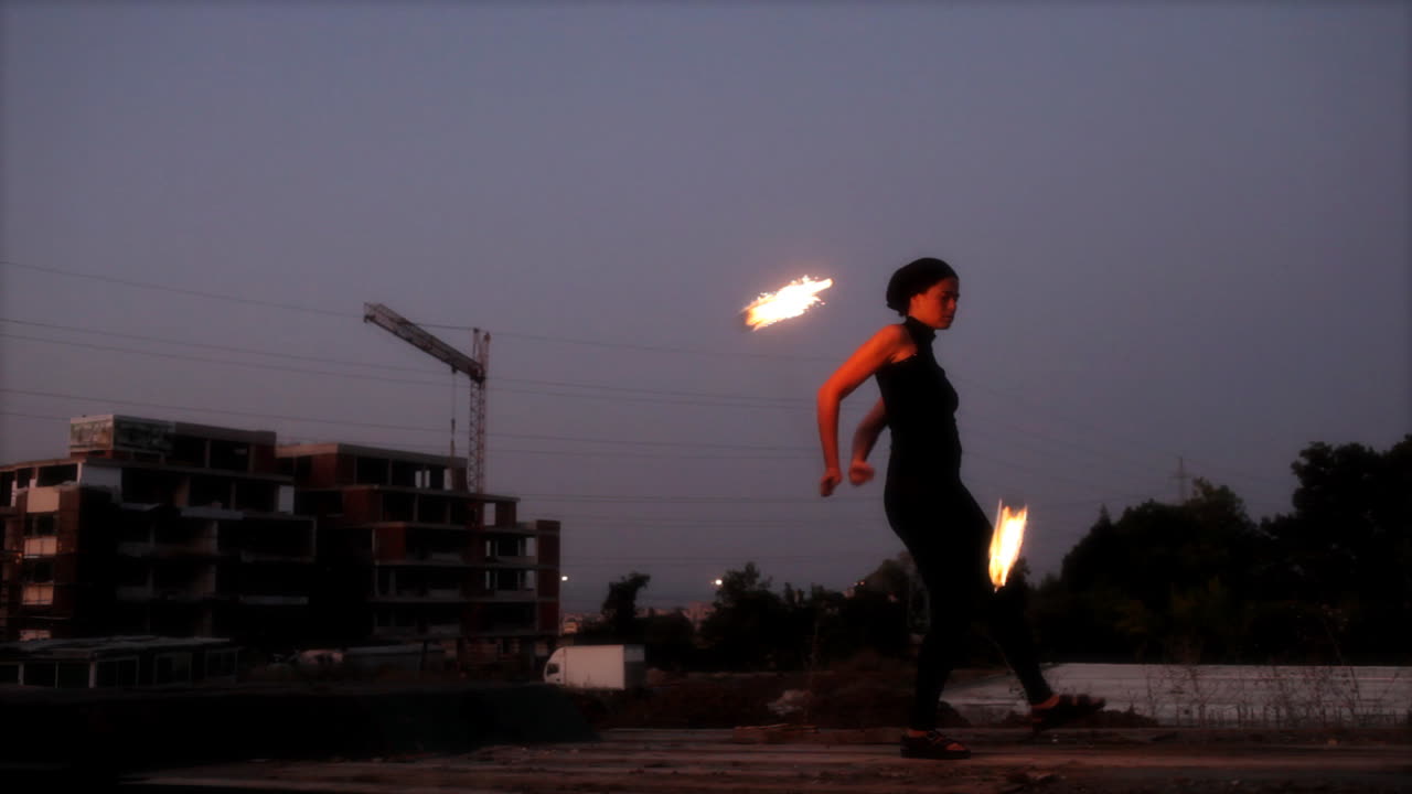 mujer bailando con fuego 01