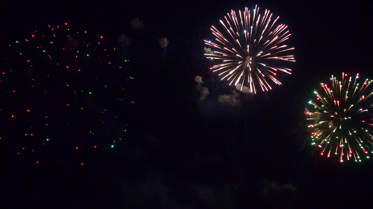 hermosos fuegos artificiales coloridos abstractos explotan en el cielo por la noche un símbolo de celebración en el aniversario de año nuevo para el fondo
