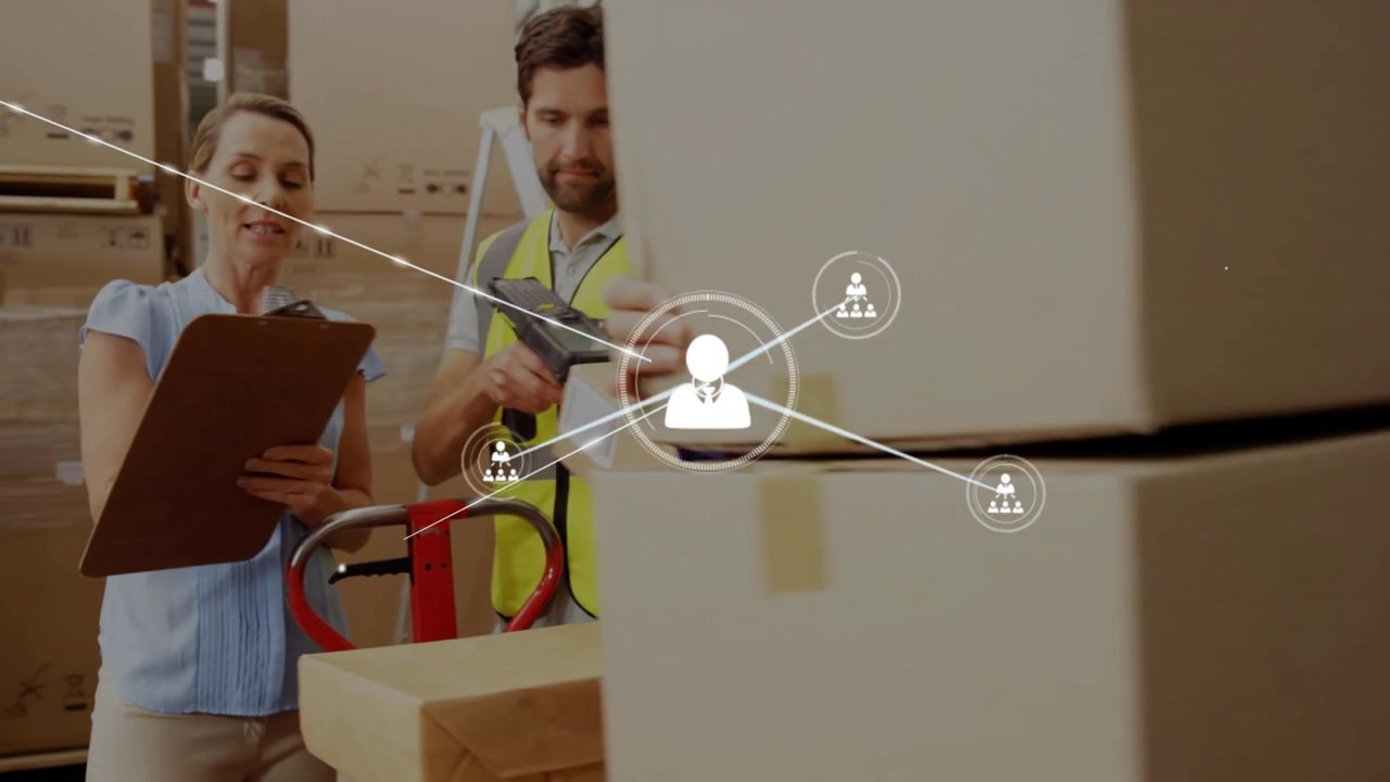 Personale che sposta una scatola dopo che un operatore ha scansionato un codice a barre, con il responsabile che controlla una clip e un collegamento di rete per la logistica.
