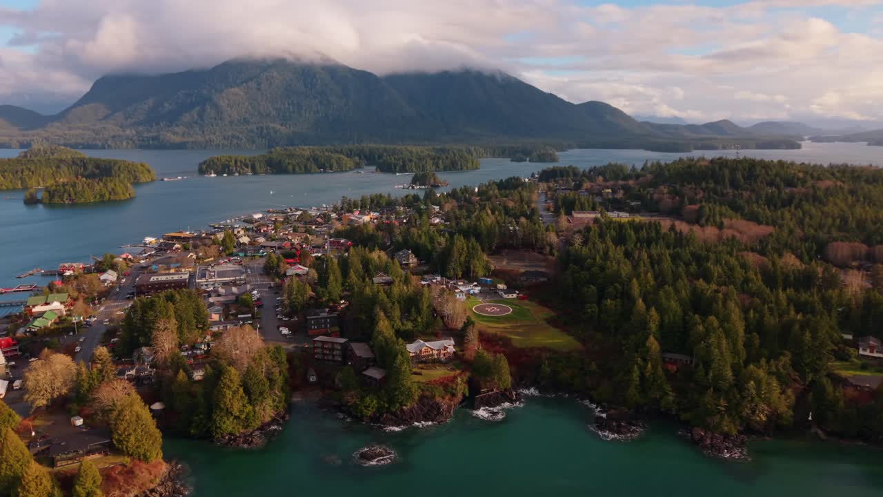 tomada de drone de tofino en la isla de vancouver que muestra colores de otoño, costa escarpada y olas del océano en una vista aérea panorámica.