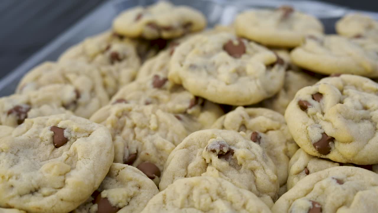 montón de galletas con trocitos de chocolate recién horneadas