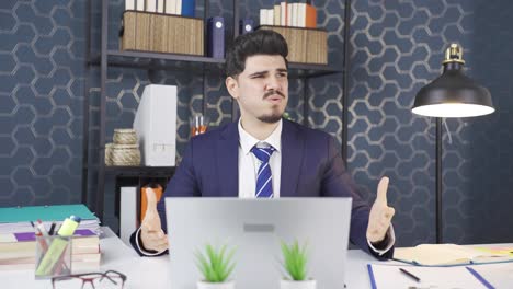 un hombre de negocios enojado por lo que pasó en la computadora portátil.