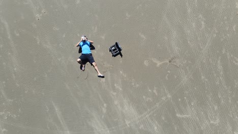 un hombre opera hábilmente un dron remoto en la playa