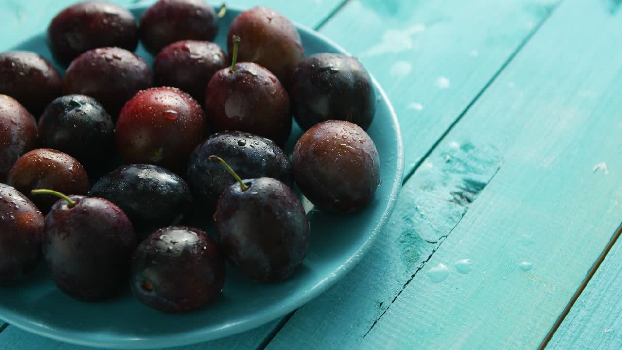 皿に洗ったプラム