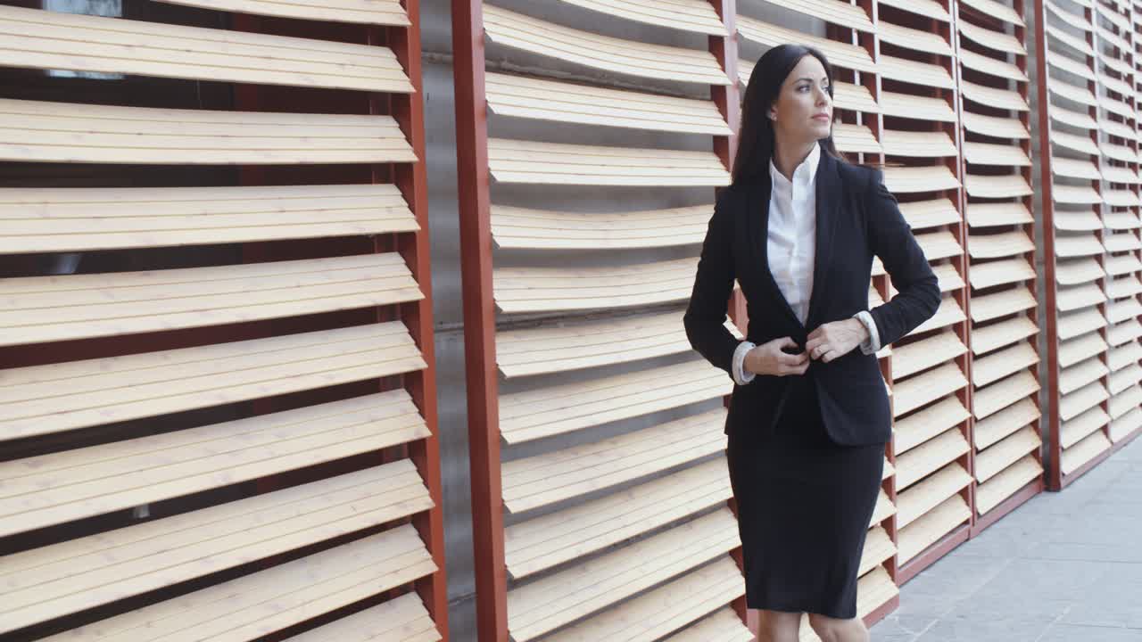 mujer de negocios con estilo a toda prisa