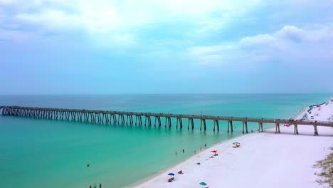 Schöne-Luftaufnahme,-Die-In-Richtung-Des-Piers-Auf-Navarre-Beach-Florida-Fliegt